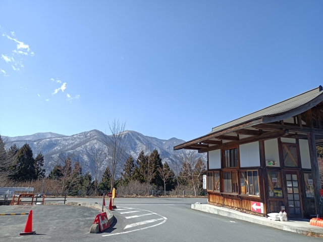 三峰神社駐車場